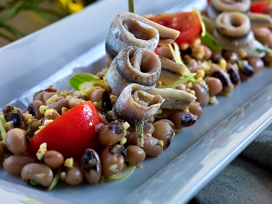Salad with bulgur, blackeyed beans & anchovies Sympossio Sympossio